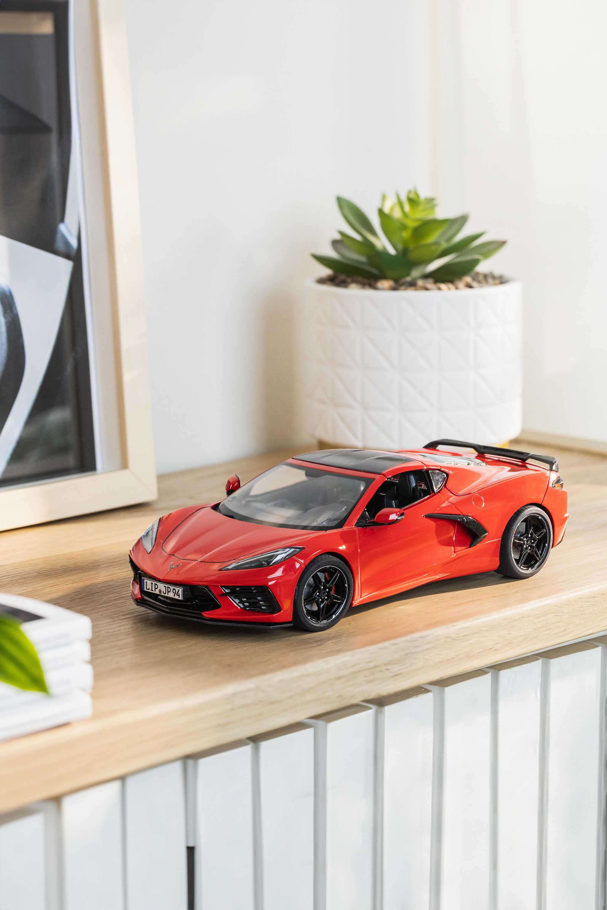Revell Corvette C8 Coupé Model Set autómakett 1:24, 144 alkatrész + festékek + ragasztó + ecset